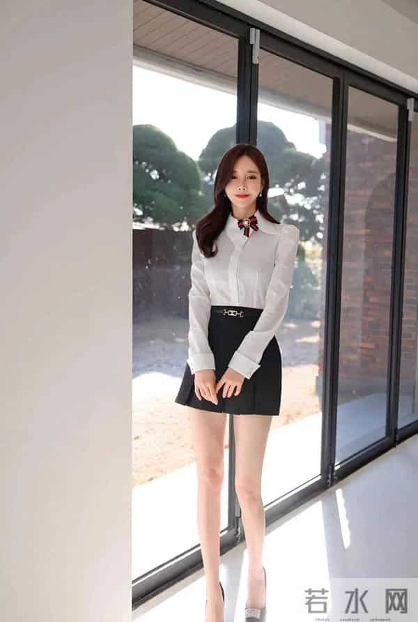 孙允珠身穿白色衬衫+黑色短裙，这迷人的大长腿美的格外“吸睛”