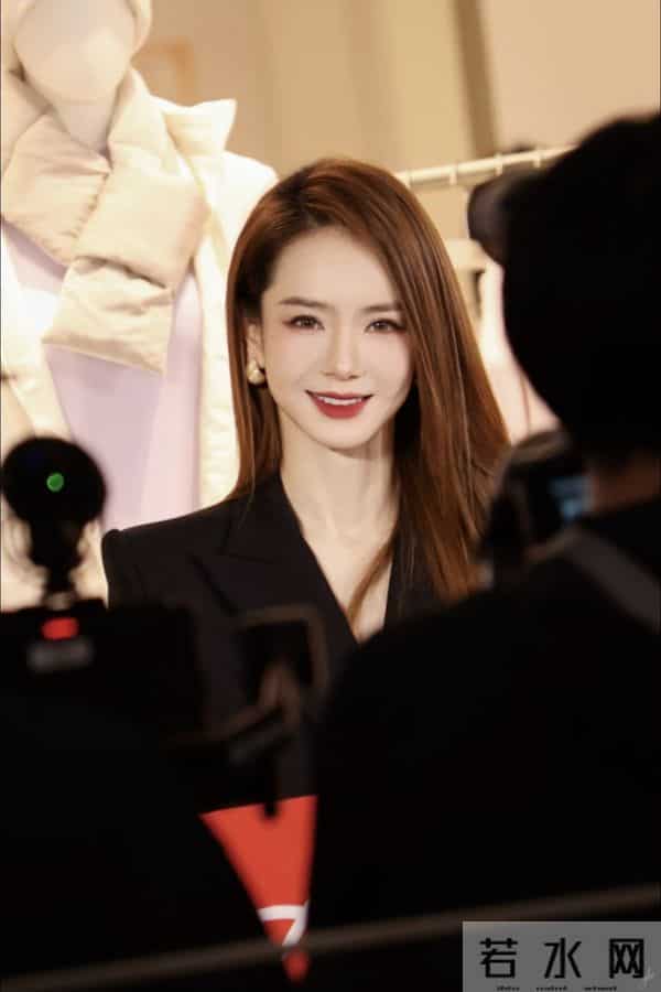 戚薇今日线下活动,黑西装外套配长靴丝袜,干练落落大方气场全开