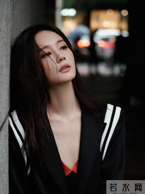 李一桐红黑拼色吊带裙，至臻至简格调，定格优雅迷人瞬间