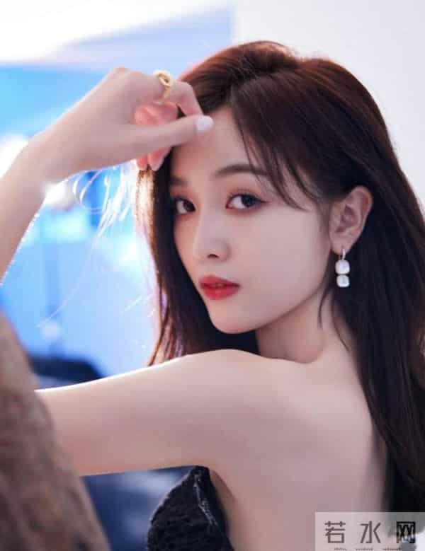 吴宣仪这腿绝了!黑色蕾丝裙+细跟鞋,美腿线条优越到犯规