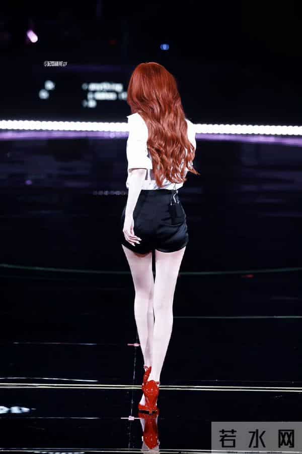 赵露思白衬衫松垮那抹欲,配着红发甩起来的劲儿,这长腿太会杀