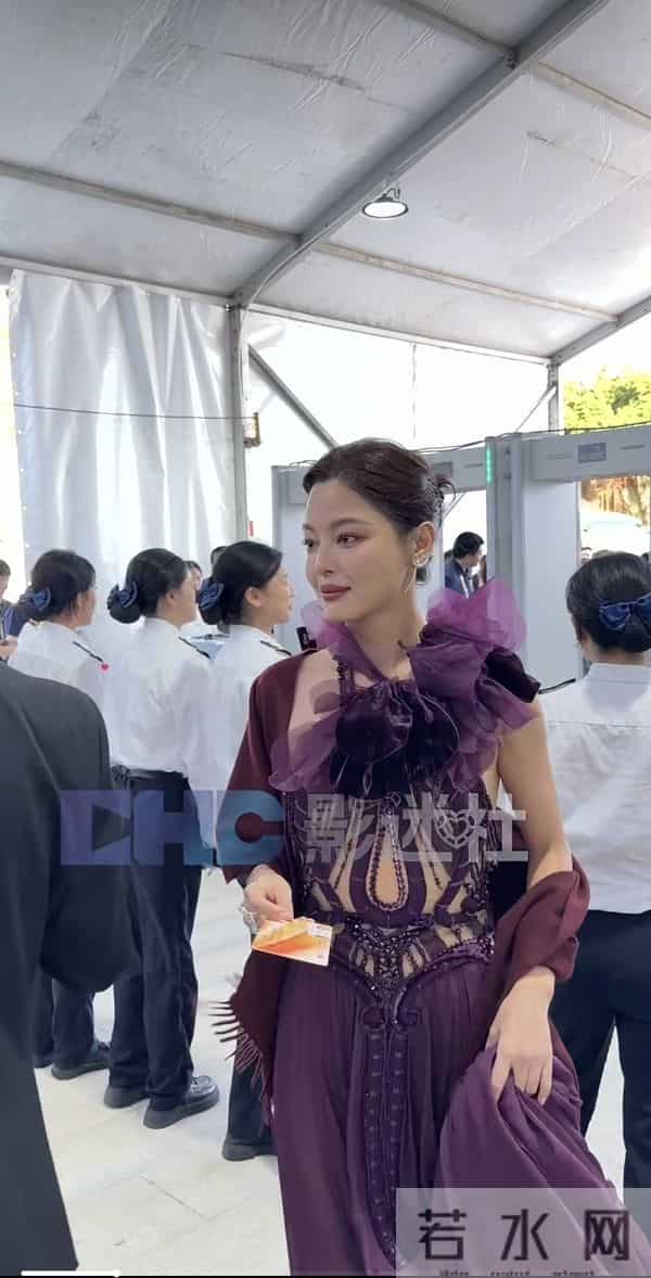 辛芷蕾亮相金鸡奖,穿紫色花朵高定优雅大气,还差点被裙摆绊倒!