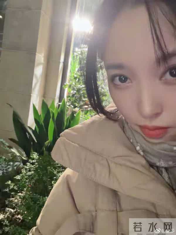 42岁金莎晒“私房照”,穿卡通睡衣甜又嫩,小17岁男友住千万豪宅