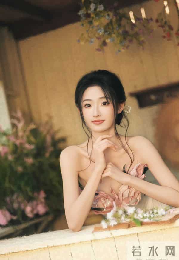 白裙缀着粉瓣似的褶皱,浸在满院花簇的软光里