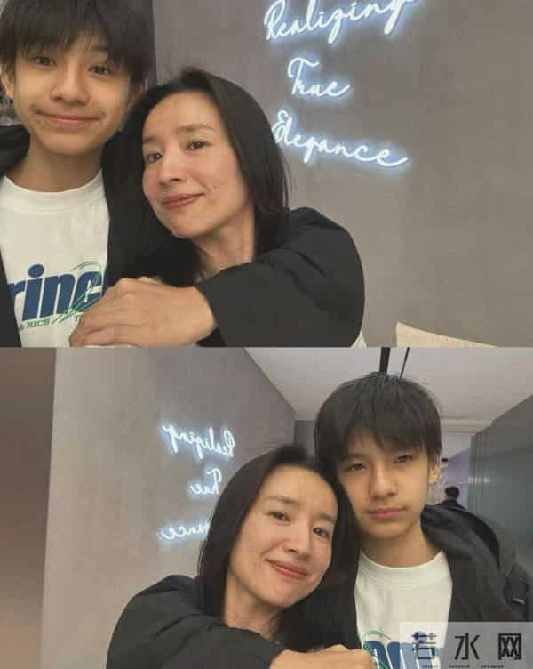 董洁和圈内好友聚餐,一人一瓶茅台显壕气!董洁脸色通红疑喝高!