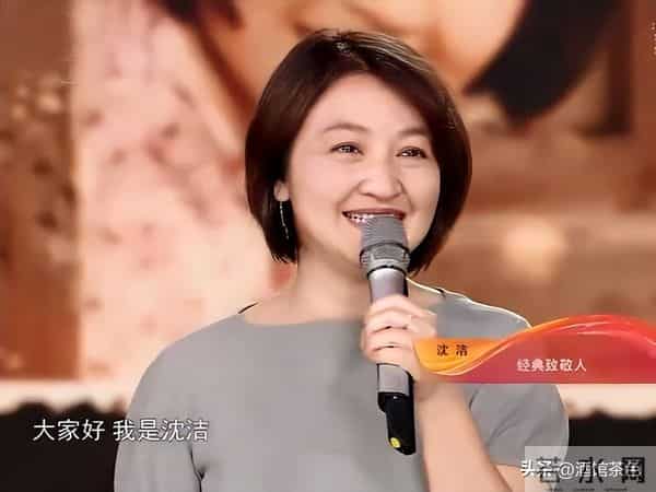 她童星出道，凭借一部电影火遍全国，如今53岁和俩女儿定居日本