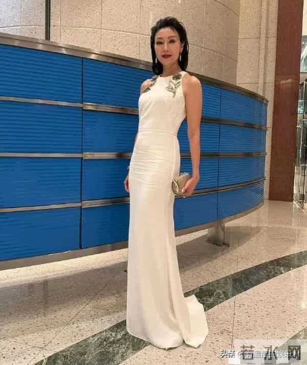 李嘉欣老了,关之琳老了,张敏老了,唯有61岁的她看起来像36岁