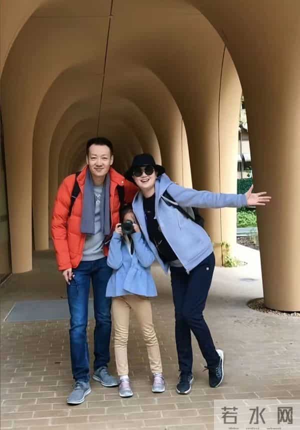 辛柏青带女儿出行，女儿长相漂亮