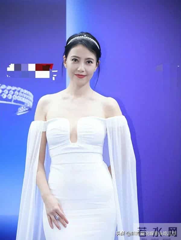 高圆圆又穿紧身裙,“蜜蜂臀”让人移不开目光,一般人没这好身材