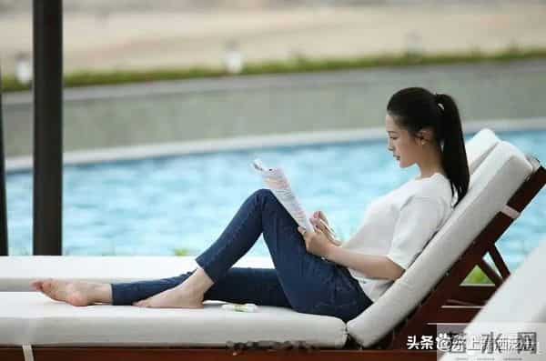 李沁早期生图，素颜也很美，穿牛仔裤身材太好了