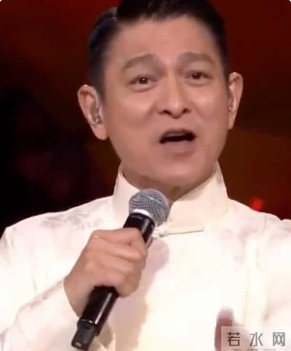 央媒发文,64 岁刘德华高调官宣喜讯,全网恭喜,出道40年仍封神!