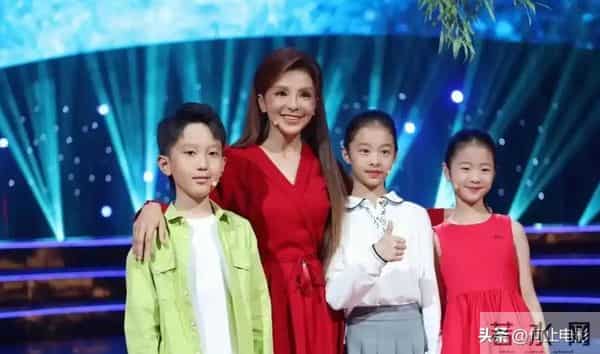 52岁朱迅头顶白发，眼角皱纹多，一生经历17次生死却无畏死亡