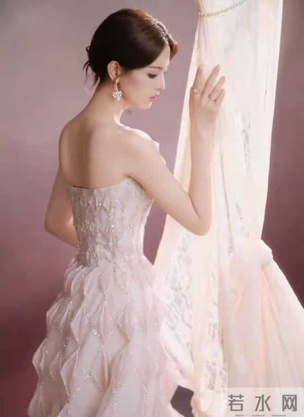 杨超越：如何将清纯与性感完美融合，打造个性魅力的时尚典范