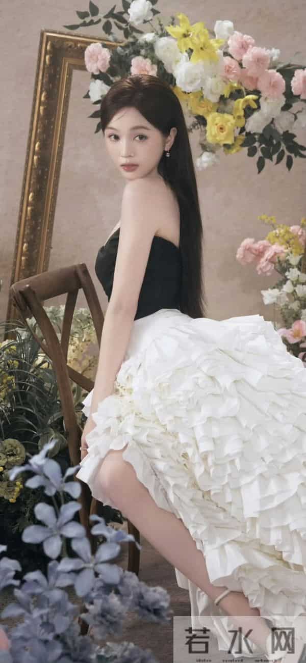 吴宣仪｜黑纱裙配花境写真，这“清冷贵气大小姐”氛围感直接封神