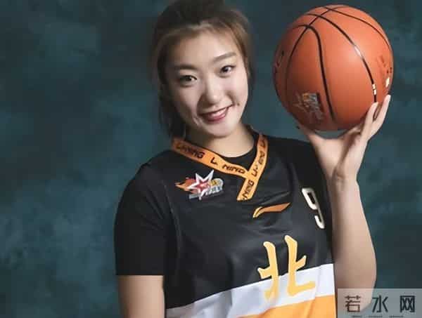 倪萍：半生从容，却为1.97 米的儿子操碎了心，有两大担忧