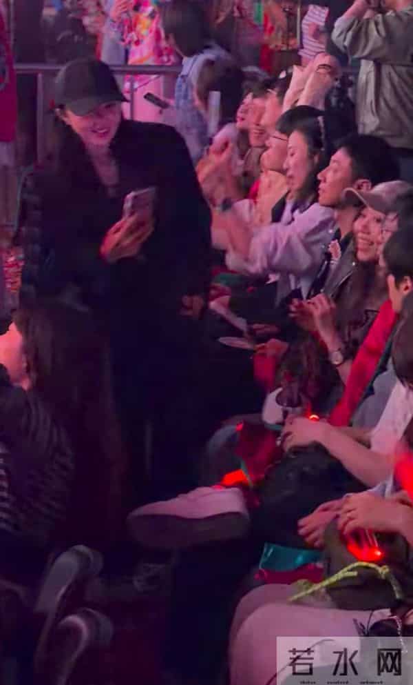 董璇夫妇看大张伟演唱会，张维伊困到不停打哈欠，不忘护着老婆