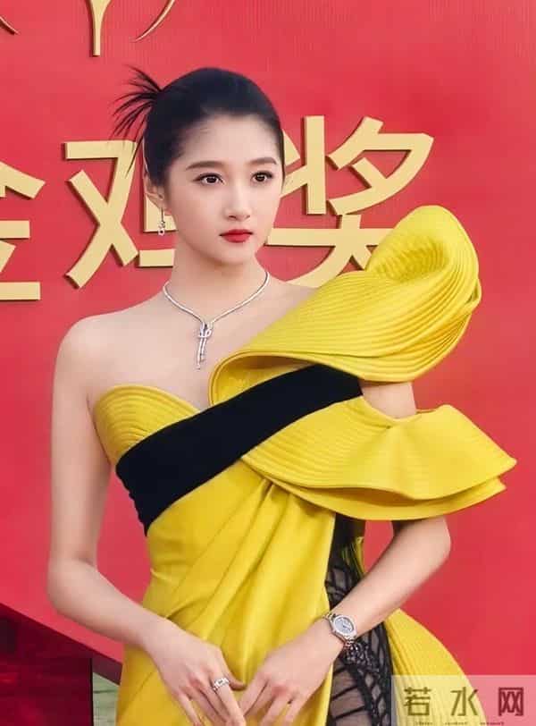 老天开眼了!关晓彤终于穿对 像神女下凡,辛芷蕾穿成紫茄子 好搞笑