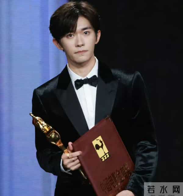 易烊千玺很紧张!获奖后接受央视采访一直在抠手指,说话还打磕巴