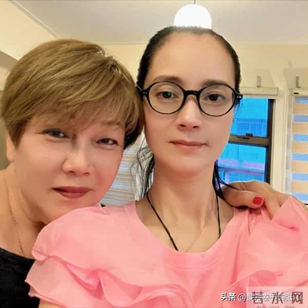 她认干爹,拍风月片,被导演霸王硬上弓,靠山去世后沦为服务员