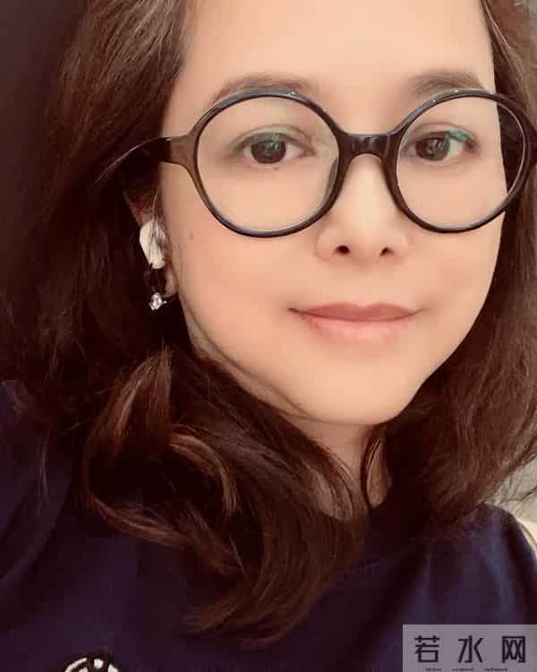 52岁香港女星的近况曝光,当年被前夫各种指控导致其形象受损