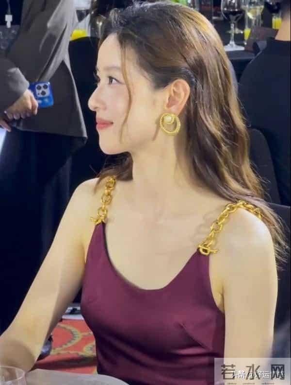 章泽天笑出牙龈，全网吵翻，审美标准被扒光了