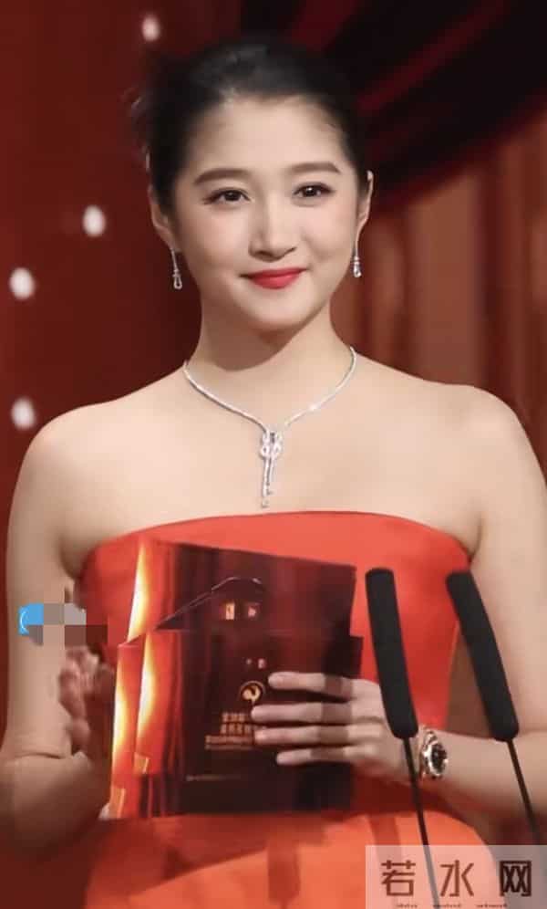 关晓彤金鸡颁奖直拍，穿红色礼服骨架太大，看着又老又小又胖又瘦