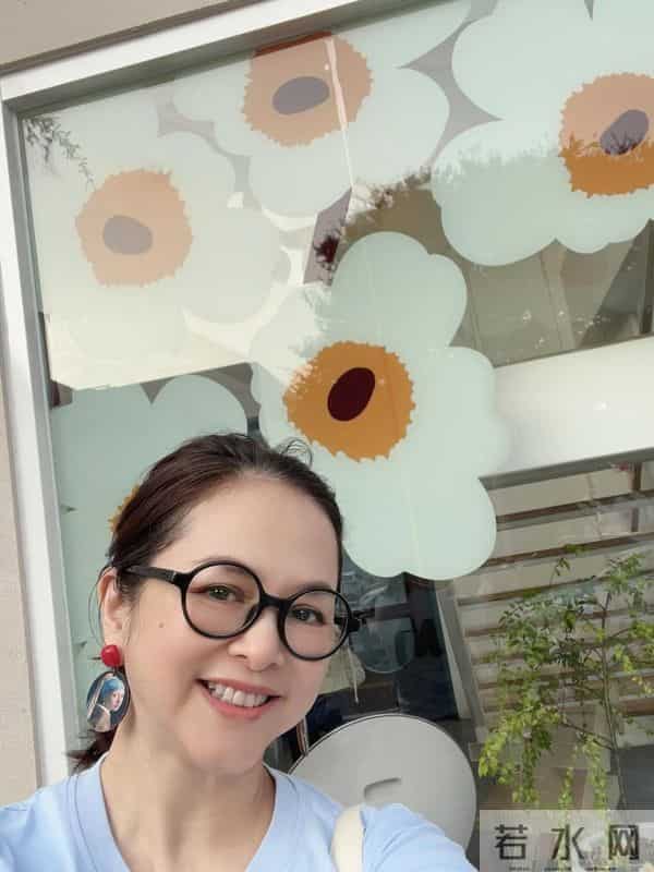 52岁香港女星的近况曝光,当年被前夫各种指控导致其形象受损