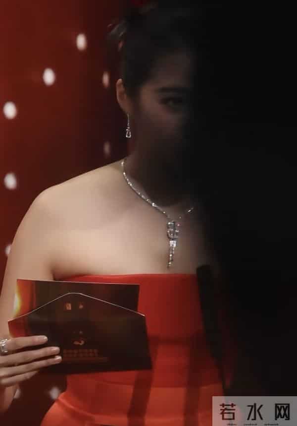 关晓彤金鸡颁奖直拍，穿红色礼服骨架太大，看着又老又小又胖又瘦