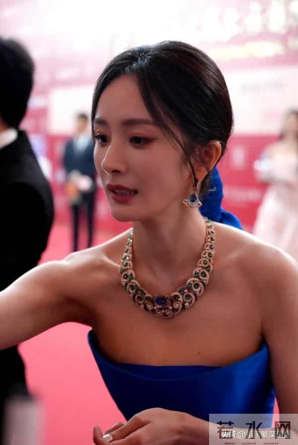 杨幂性感抹胸裙活动生图