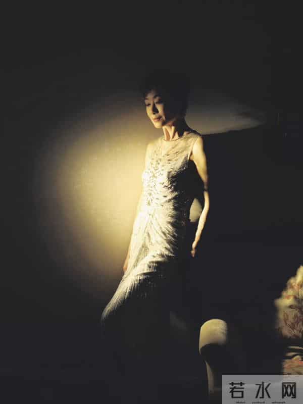 62岁叶童状态好优雅!穿银色亮钻裙亮相金鸡奖红毯,还脚踩恨天高