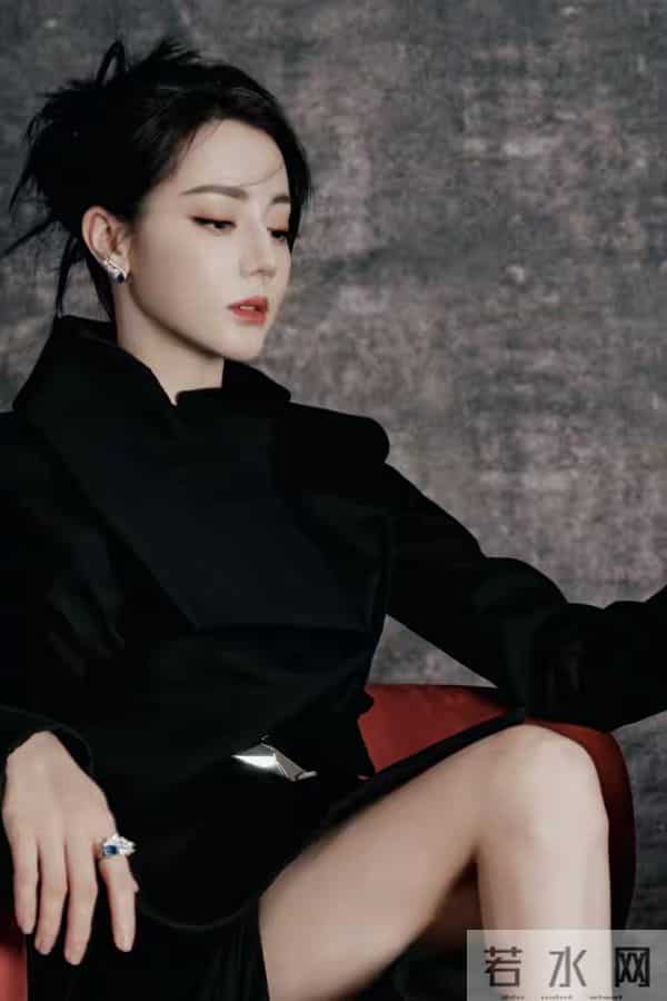 迪丽热巴 黑色绑带高跟鞋,这大长腿也太性感了!