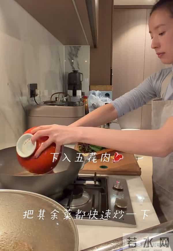 董洁分享日常，买菜做饭接顶顶上下学，私底下特别地干练接地气