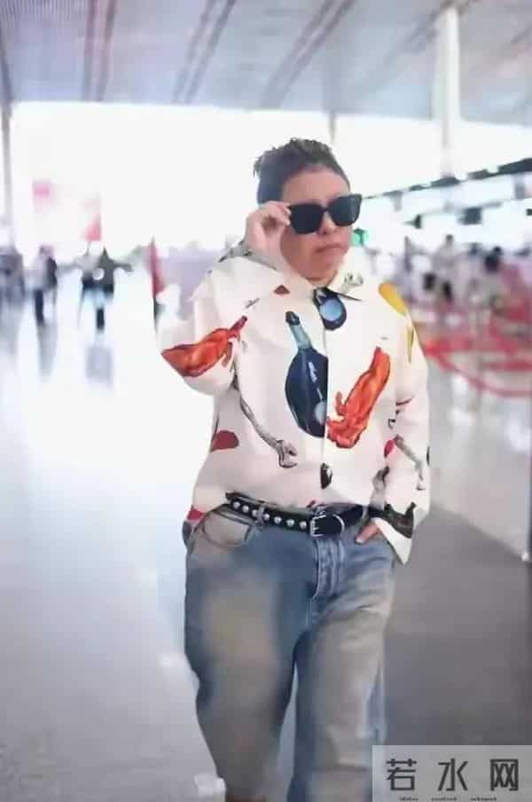 55岁韩红瘦后似换个人,穿花衬衫不丑,意外时髦年轻,气质拉风