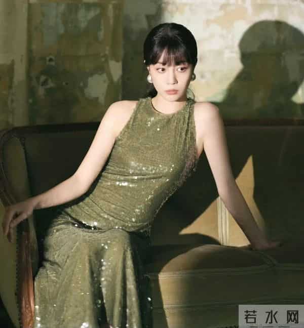 李溪芮紧身包臀裙透明高跟鞋