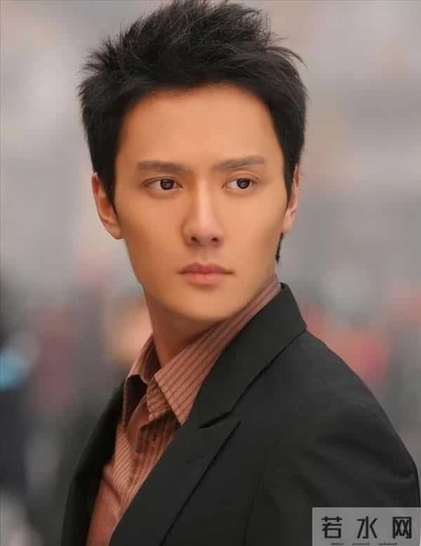 离婚四年，47岁冯绍峰再次官宣喜讯，活成了赵丽颖高攀不起的模样