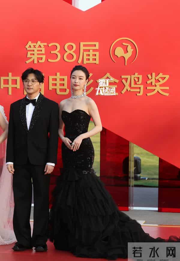 老天开眼了!关晓彤终于穿对 像神女下凡,辛芷蕾穿成紫茄子 好搞笑