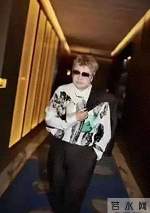 55岁韩红瘦后似换个人,穿花衬衫不丑,意外时髦年轻,气质拉风