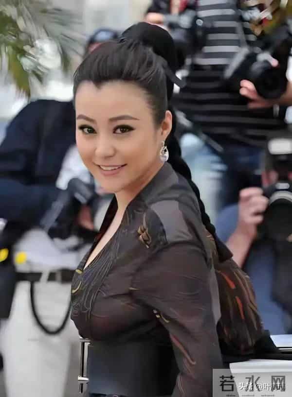 郝蕾身材也太丰满了吧 衣扣都撑开了 如果扣子突然掉了那就十分尴尬