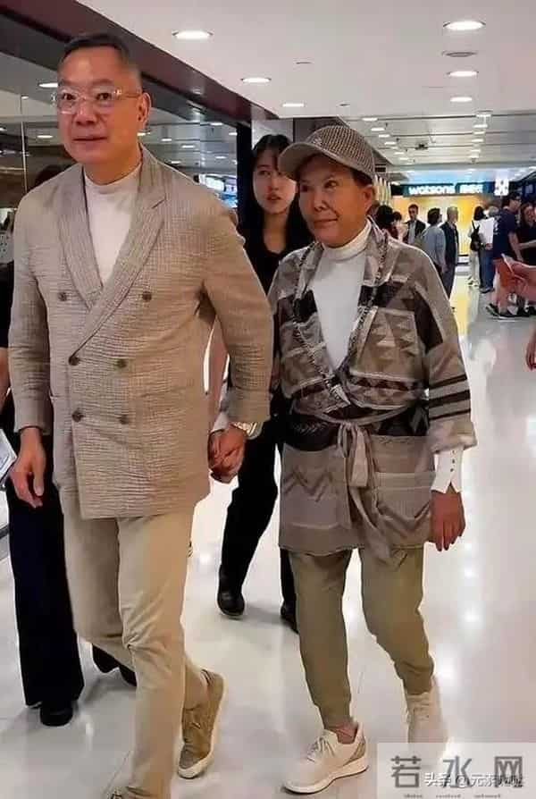 81岁白韵琴在江门旅游，与小15岁丈夫依偎像母子，谢伟俊感慨颇深