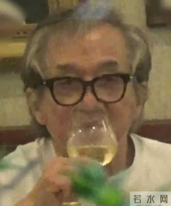 71岁成龙满头白发:儿子不成材女儿在外流浪,25亿身家捐一半?