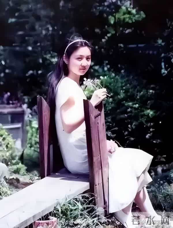 她童星出道，凭借一部电影火遍全国，如今53岁和俩女儿定居日本
