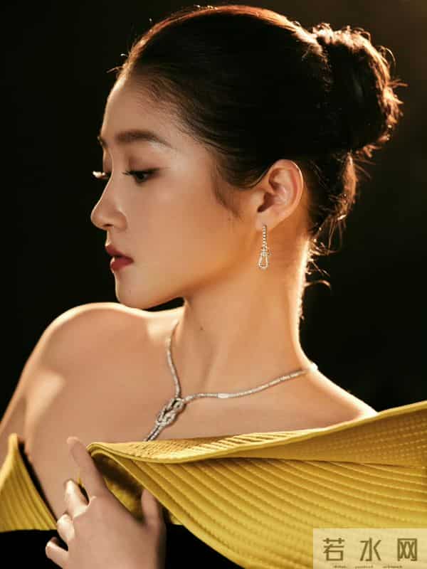 关晓彤金鸡奖红毯造型,优越的头身比,优雅贵气把这身驾驭得太好