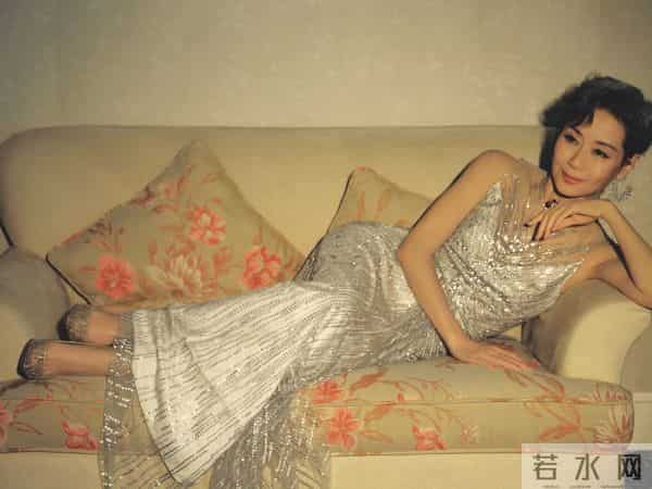 62岁叶童状态好优雅!穿银色亮钻裙亮相金鸡奖红毯,还脚踩恨天高