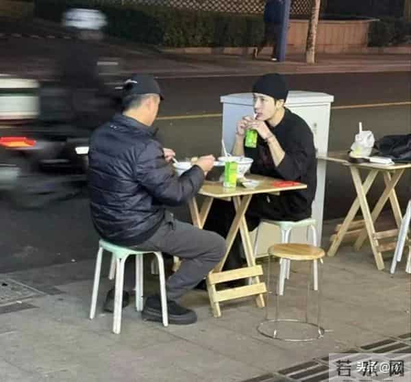 32岁王嘉尔在上海吃路边摊，打扮时尚皮肤白皙，与粉丝合影很热情