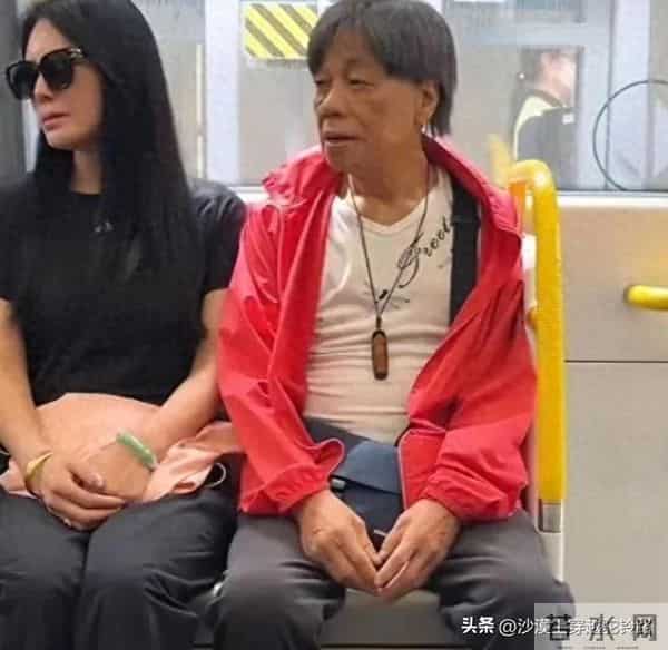 77岁梁小龙和妻子在深圳坐地铁,表情好像没睡醒,看起来没精神气