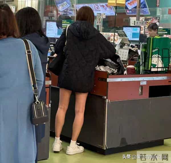 钟嘉欣回应婚变传闻,嘴上说不用理,表情和肢体动作引争议!