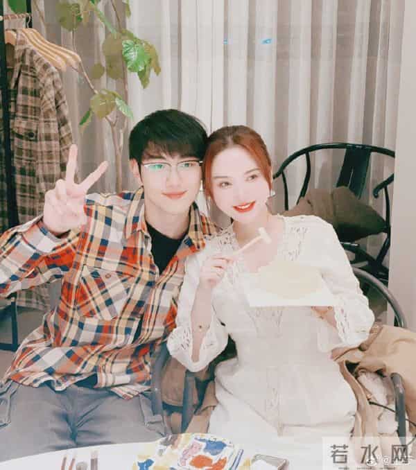 42岁金莎晒“闺房照”!穿Kitty猫睡衣似少女,孙丞潇拍的好可爱