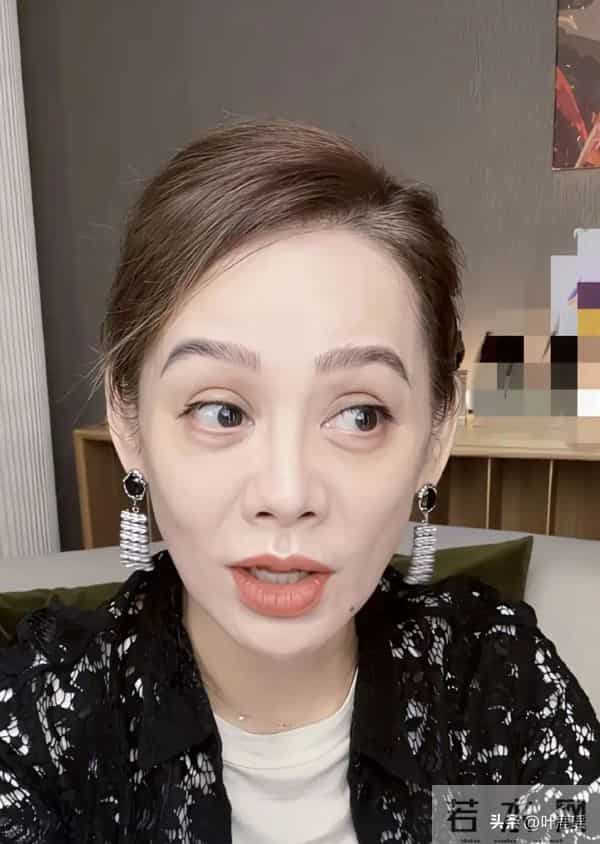 53岁的宁静,变化好大,眼角也出现了细纹,美人虽迟暮,气质很好