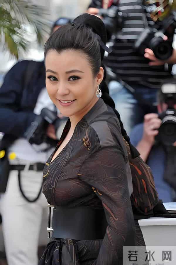 郝蕾太丰满了穿绒衣扣子都撑开了如果扣子突然破了那就十分尴尬了