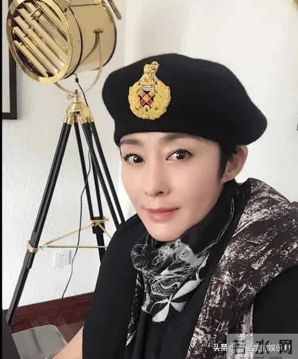 李嘉欣老了,关之琳老了,张敏老了,唯有61岁的她看起来像36岁